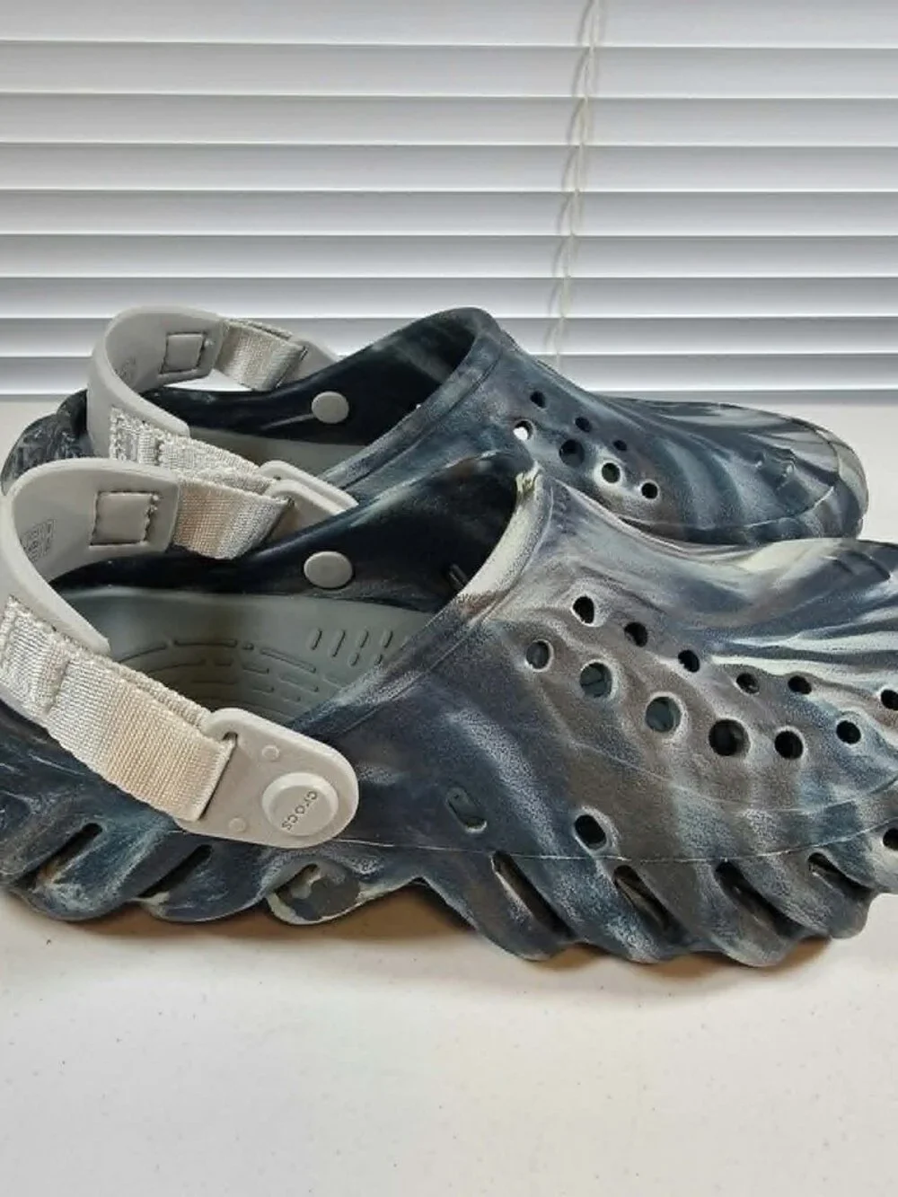 CROCS ECHO CLOG BLUE BLACK MARBLED SLIP ON SLIDE YOUTH SIZE 4 WOMEN SIZE 6